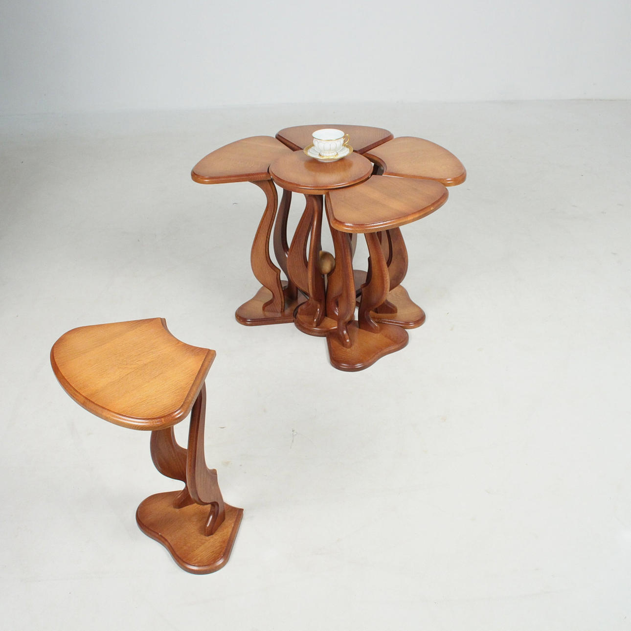 Extravagant te bord med pallar.