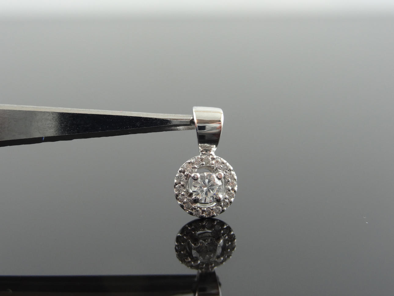 HALO Design diamant hänge 0,16cts 18 k guld.