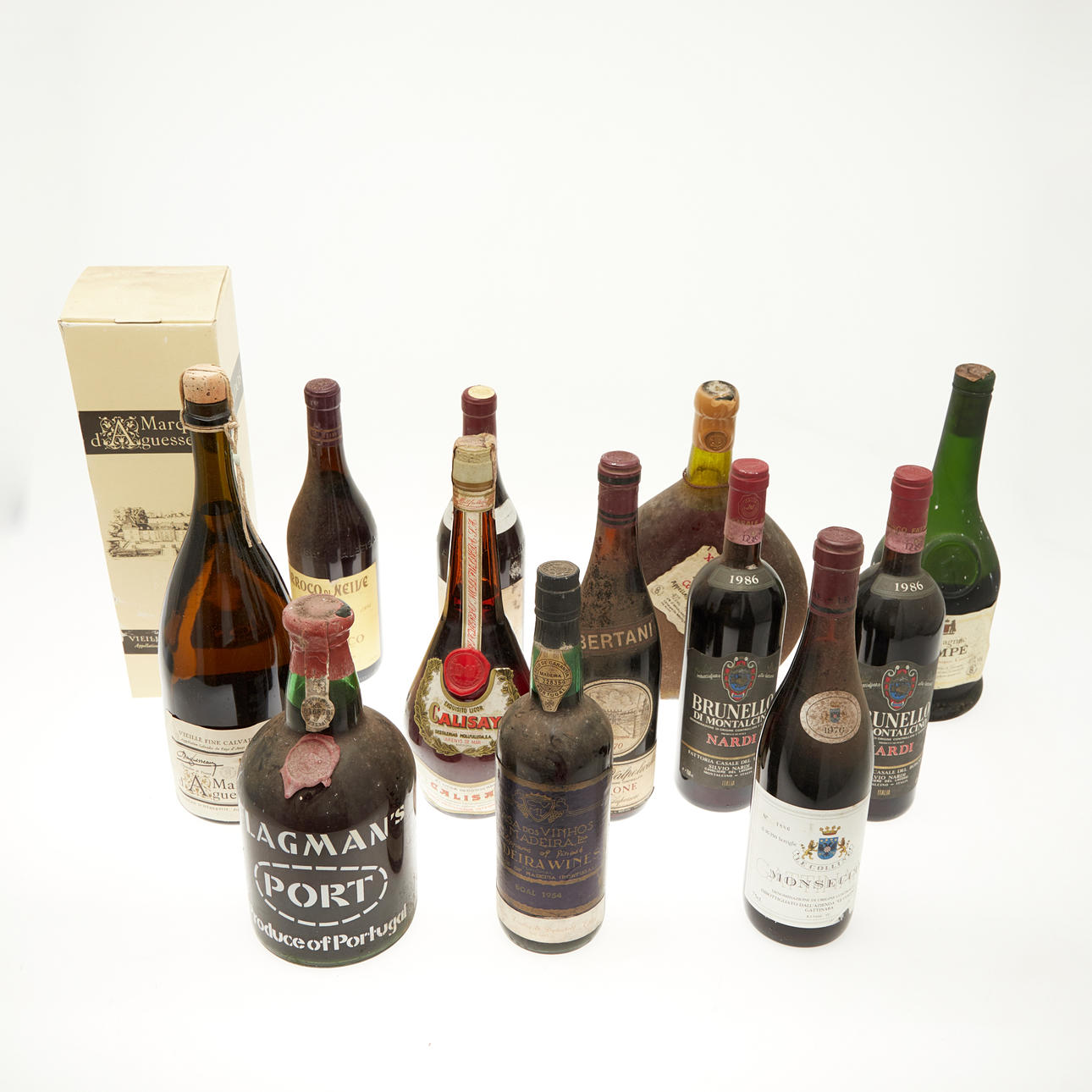 Tretton flaskor vin 1954-1986, främst Italien.