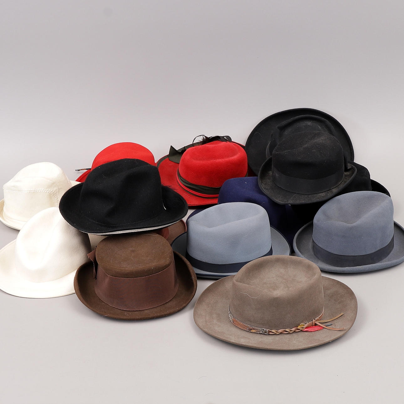 HÜTE, Ein Menge, 14 Stück, darunter England und Australien.