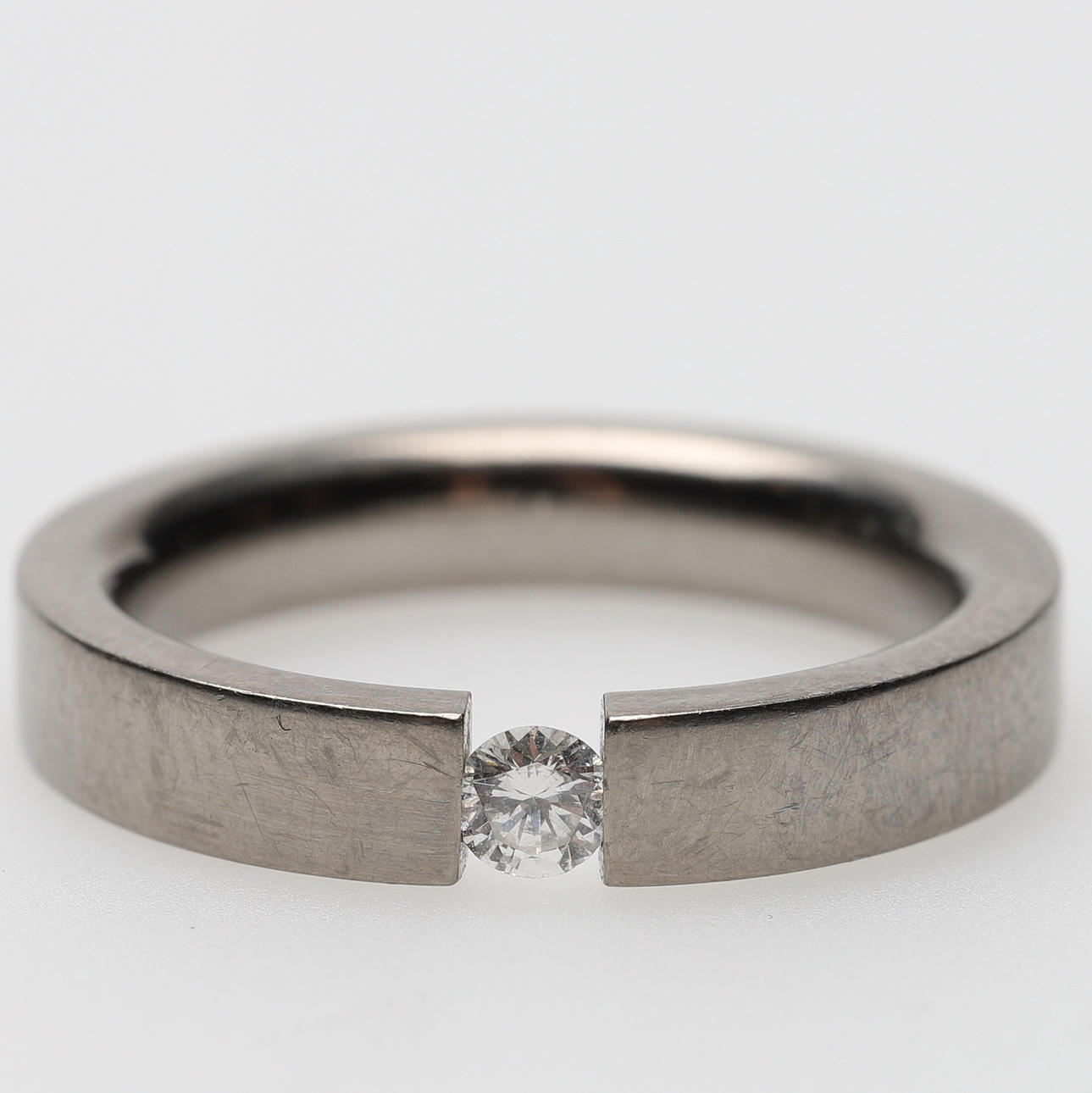 RING, titanium med flydende diamant.