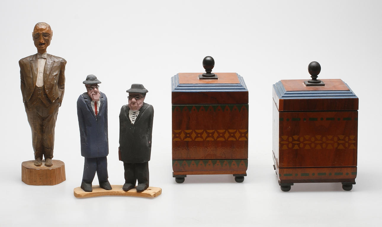 TOBAKSSKRIN, ett par samt TRÄGUBBAR, 2 st. 1900-tal.