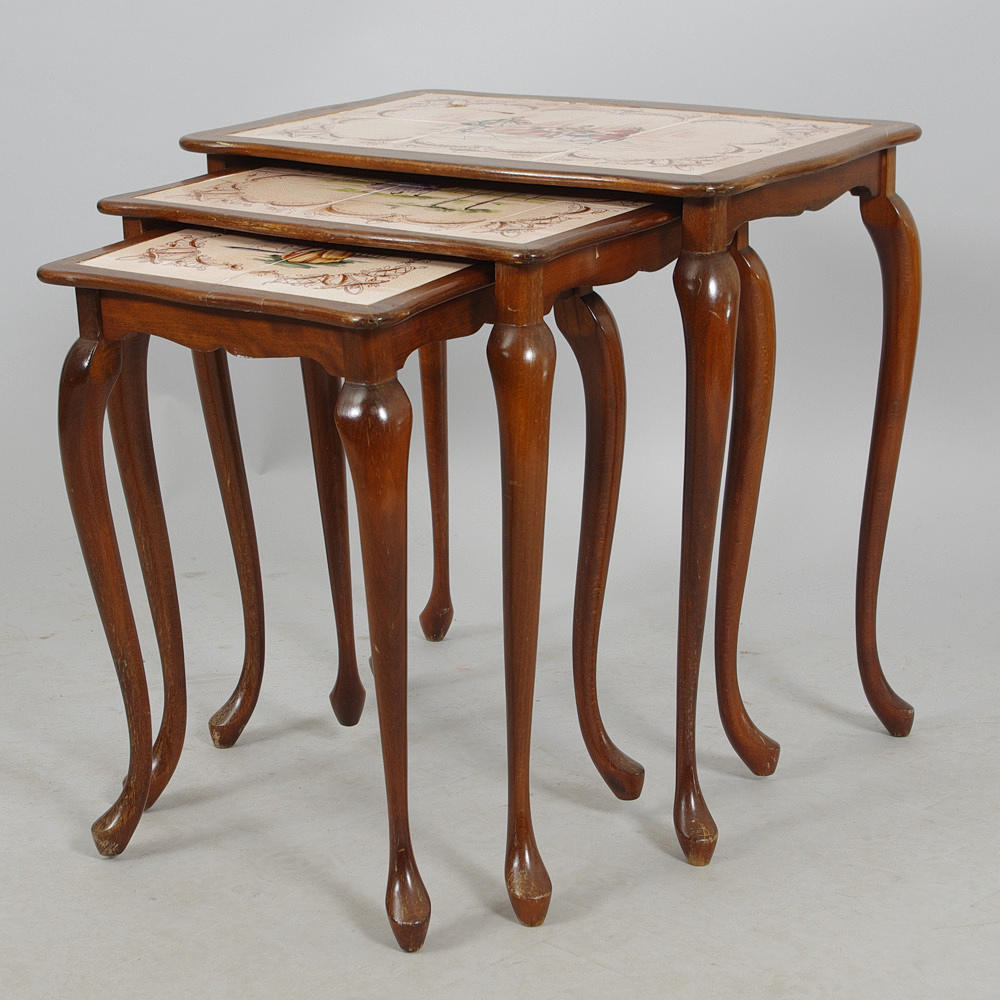 SATSBORD, mahogny med kakelskivor, rokokostil.