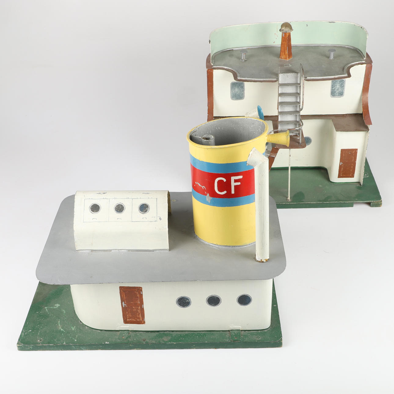 BYGGMODELLER, 2 stycken, plåt/trä, 1950-tal.