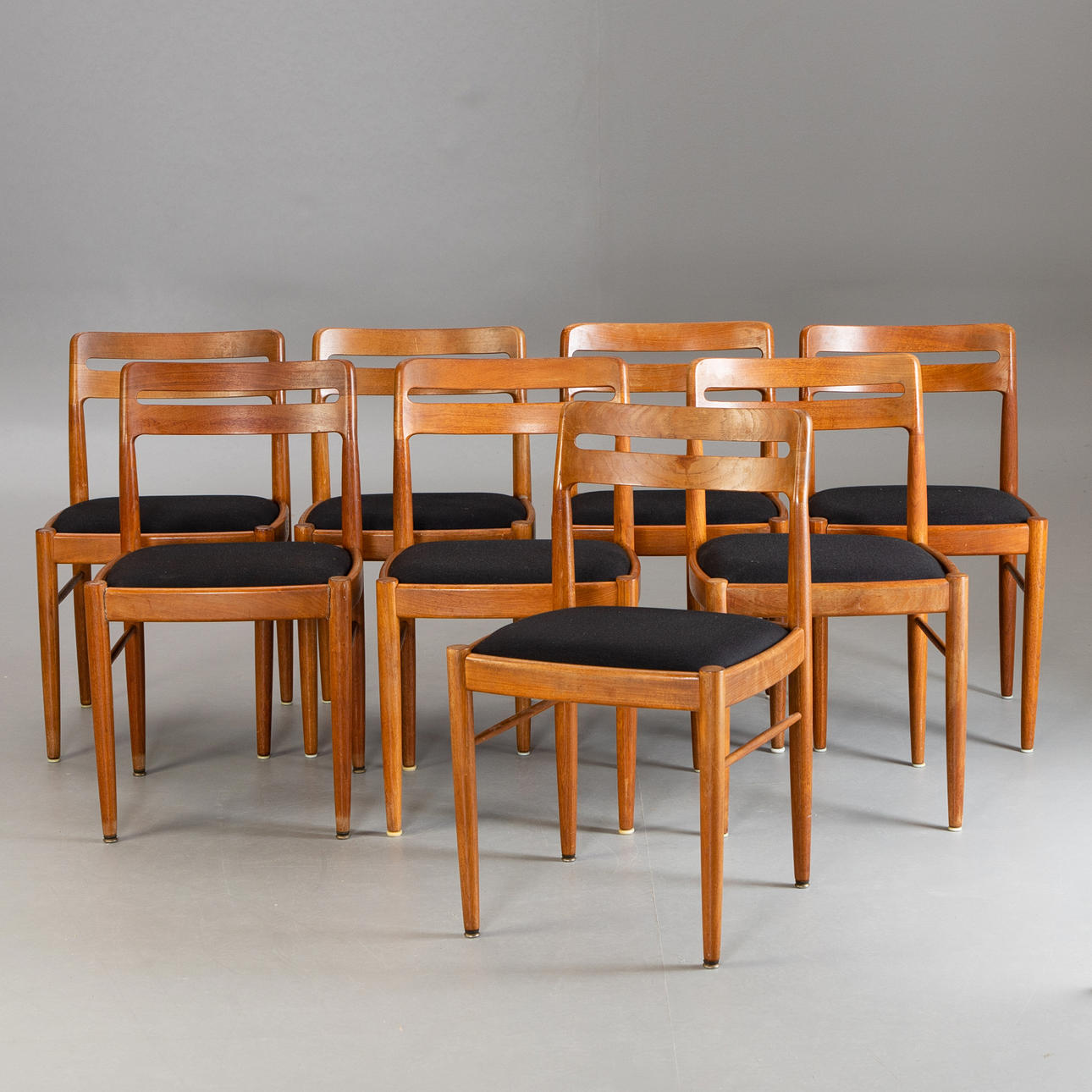 H.W. KLEIN. 8 stole af teaktræ, Bramin.