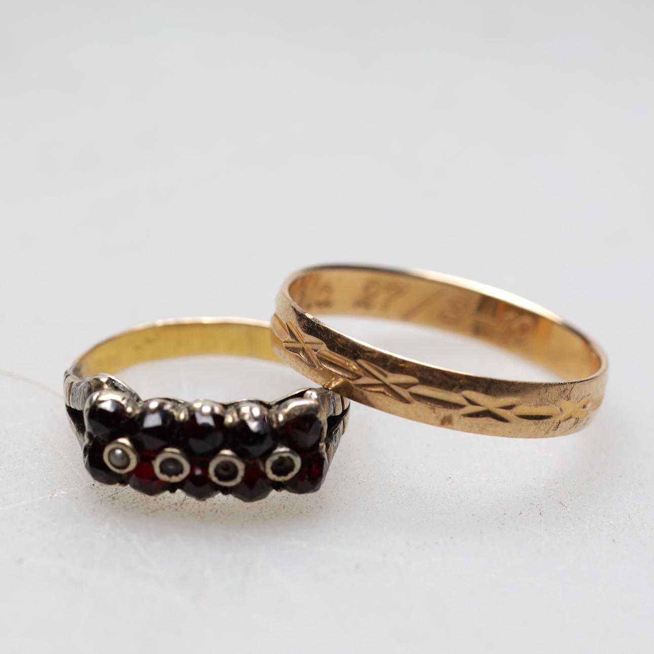 RINGAR, 2 st, 18K guld. Totalvikt ca 3,9 g.