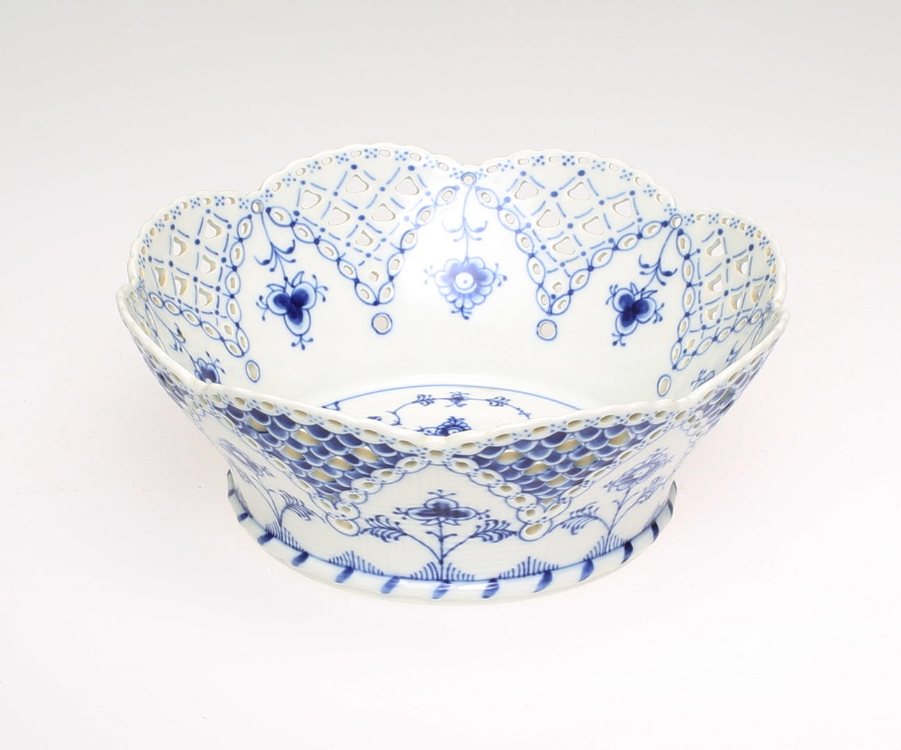 SKÅL, porslin, Kunglig Dansk. Musselmalet.