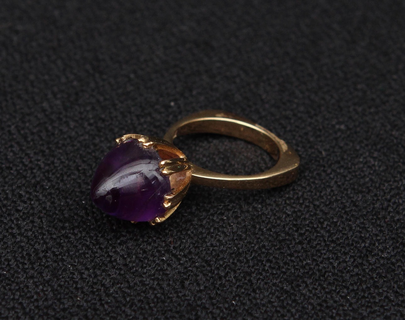 RING, 18K guld samt ametist.