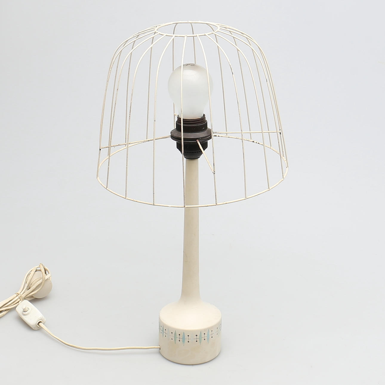 BORDSLAMPA. Trä. Hans Agne Jakobsson. Markaryd. 1970-tal.