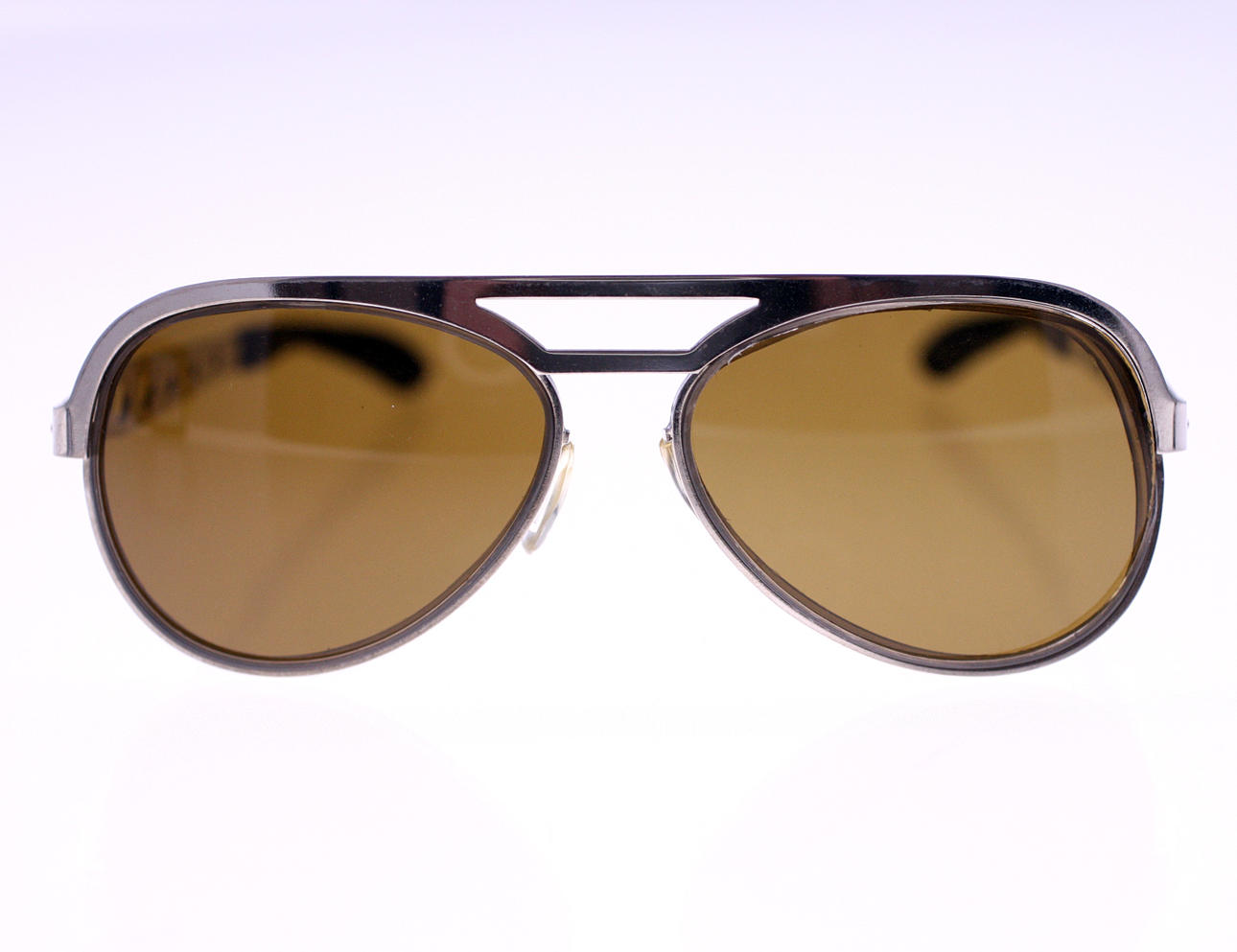 SOLGLASÖGON, Elvis-style.