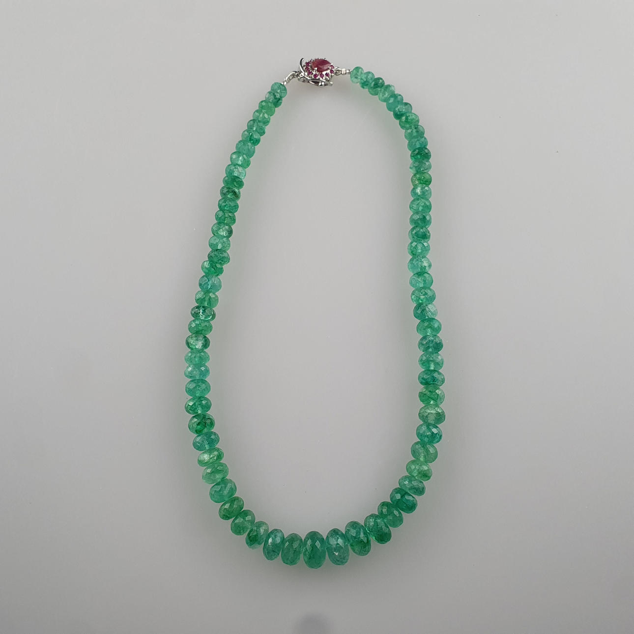 - 290cts smaragd ädelsten halsband med Ruby lås i 925 silver.