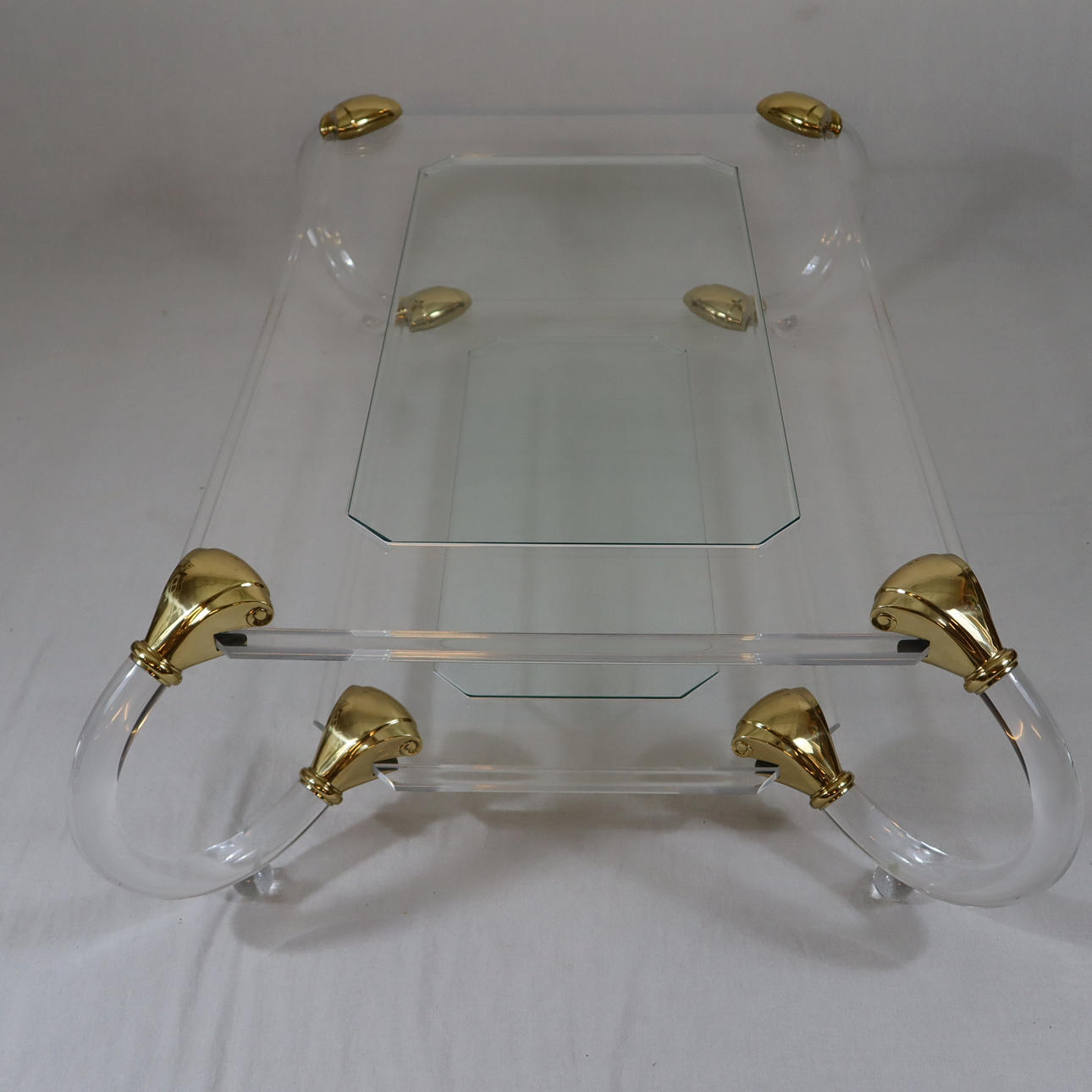 - COUCHTISCH - Acryl/Messing/Glas.