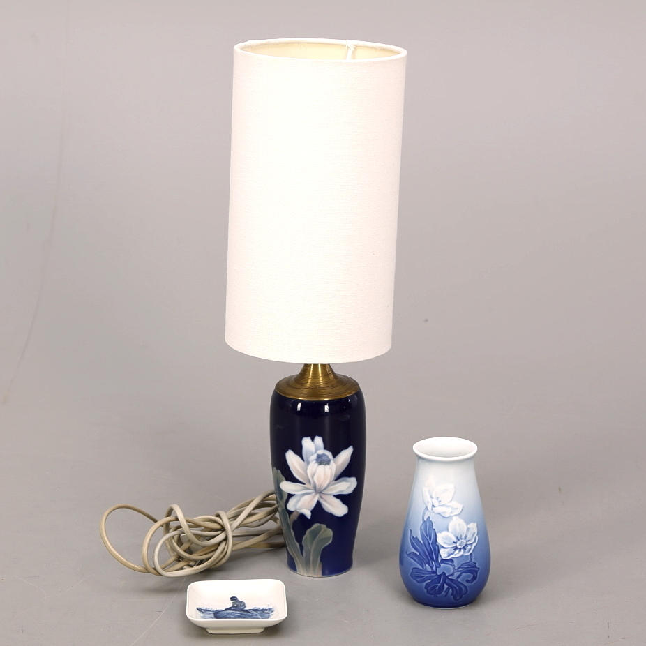 BORDSLAMPA, porslin Royal Copenhagen + VAS, porslin B&G + FAT, porslin, Royal Copenhagen.