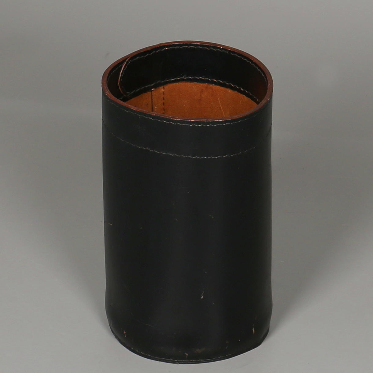 PAPPERSKORG/PARAPLYSTÄLL i skinn, 1900-tal.