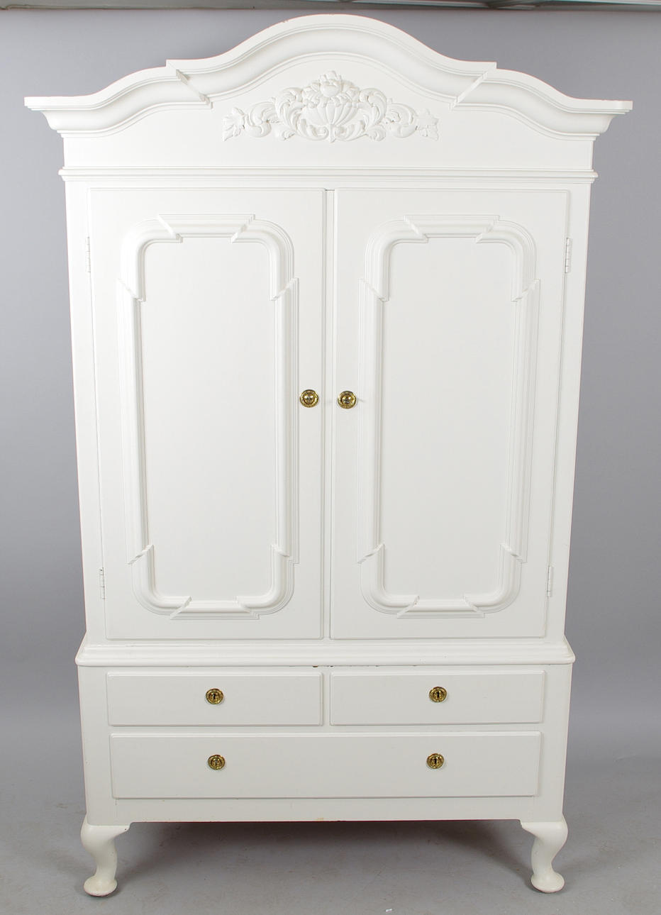 MATSALSSKÅP, vitmålat, rokokostil, 1900-talets första hälft.