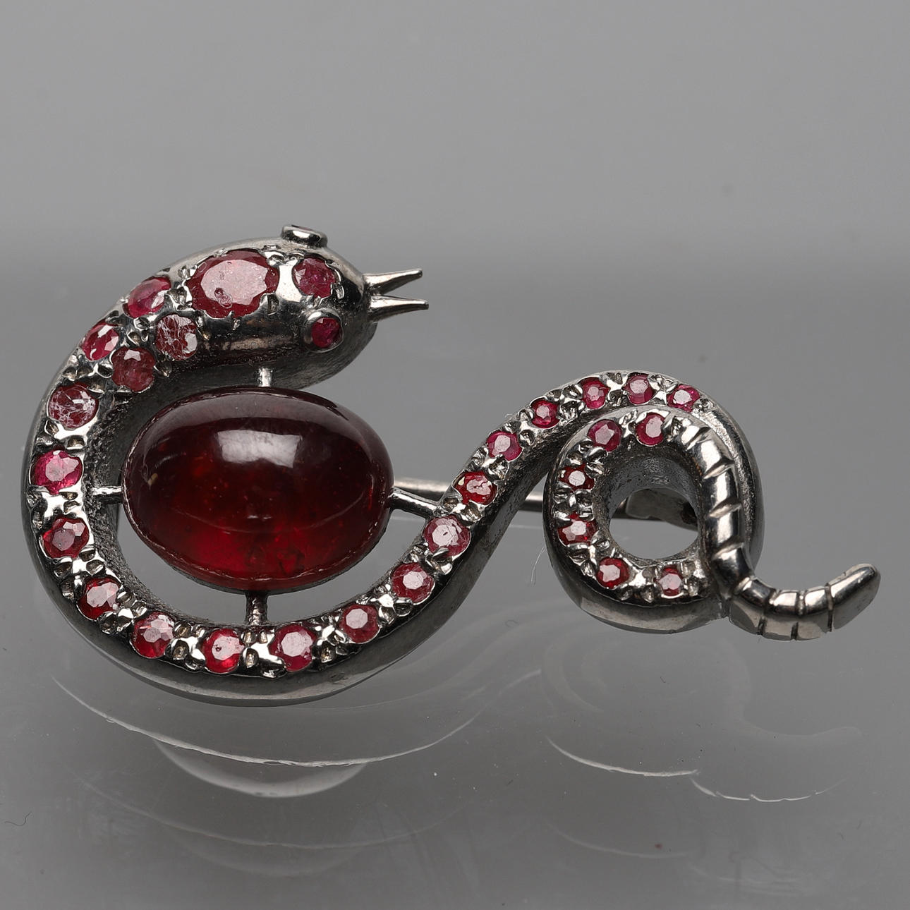 BROCHE, Slange, sterlingsølv med rubiner, moderne.