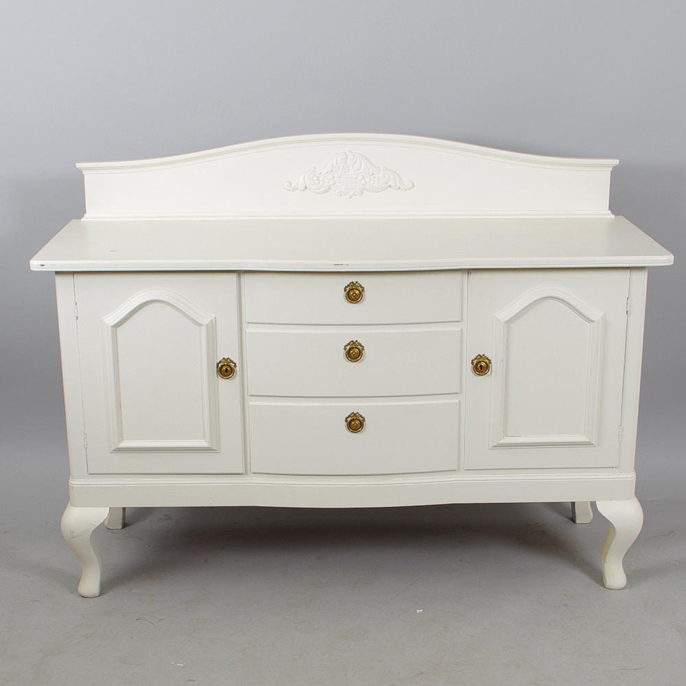 SIDEBOARD, vitmålat, rokokostil, 1900-talets första hälft.