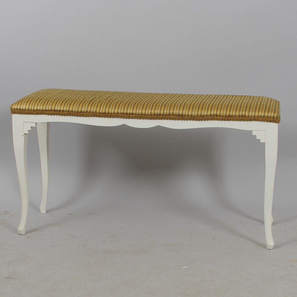 BÄNK, vitmålad, rokokostil, 1900-talets första hälft.