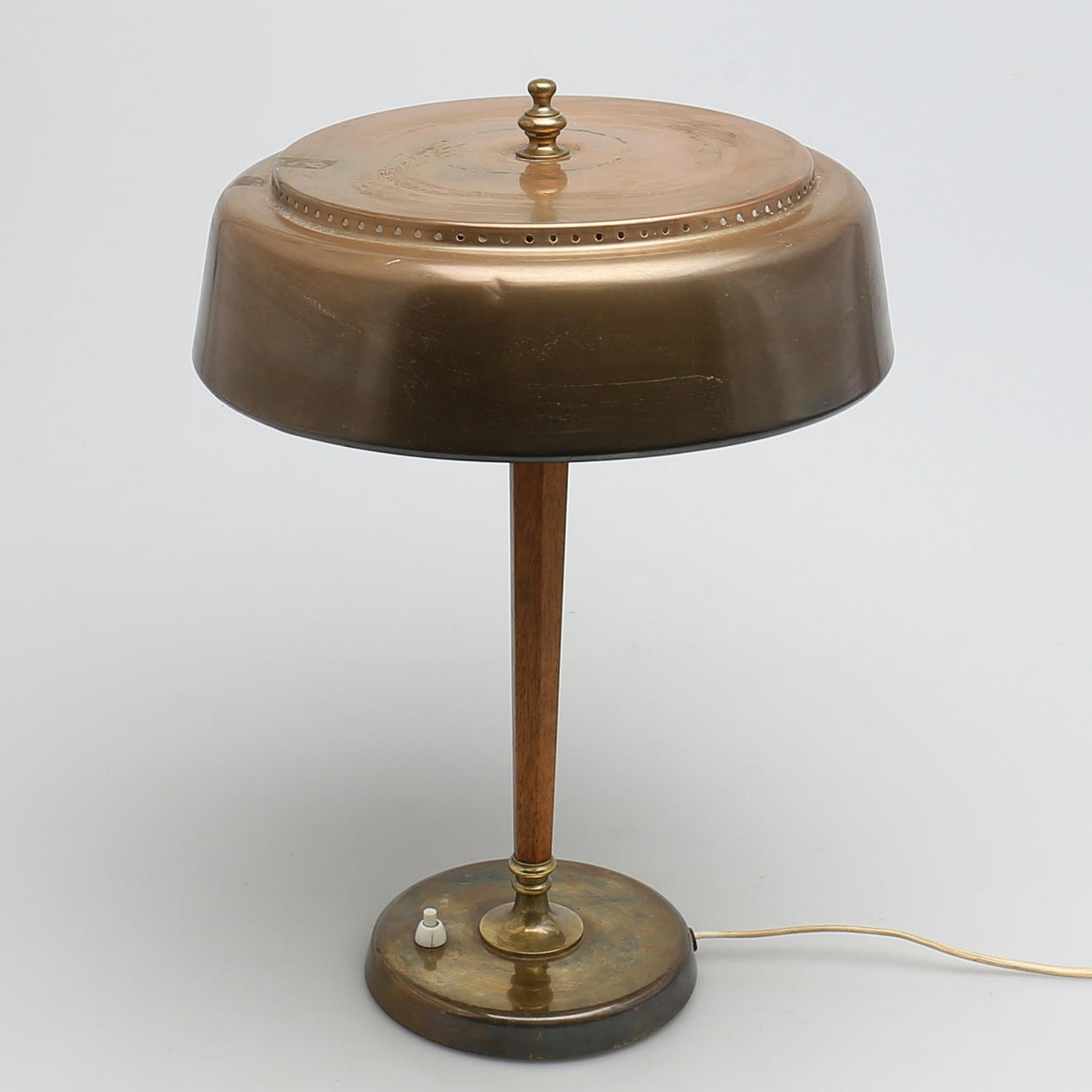 SKRIVBORDSLAMPA. Mässing och trä. 1900-tal.