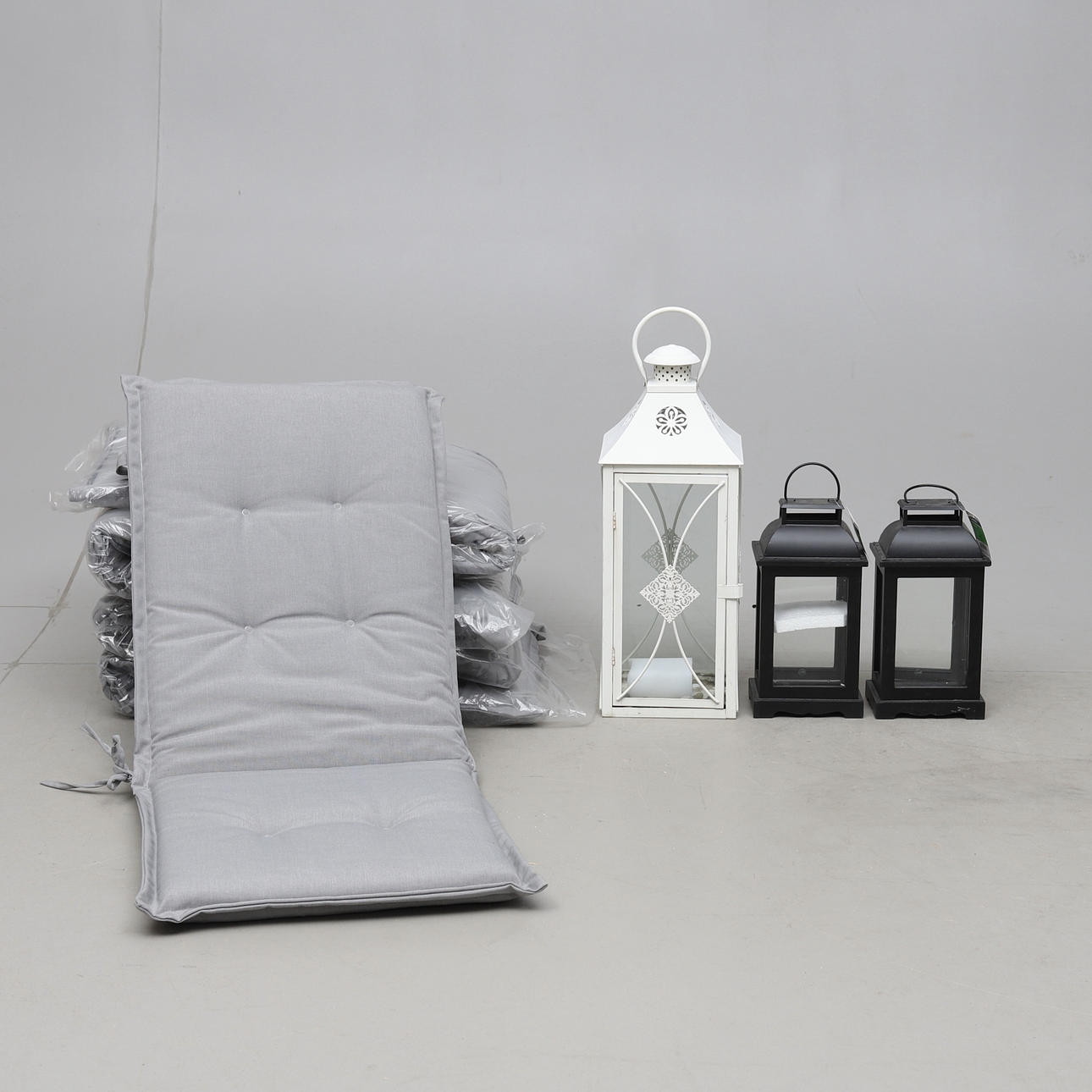 TRÄDGÅRDSDYNOR samt LYKTOR, 8 delar Samtida.