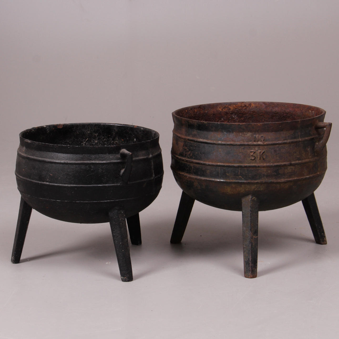 TRIPODER, 2 st. Gjutjärn, 1800/1900-tal.