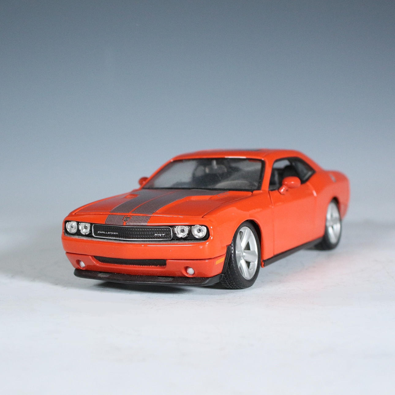 MAISTO. 'Dodge Challenger SRT8', 2008, escala 1:24.