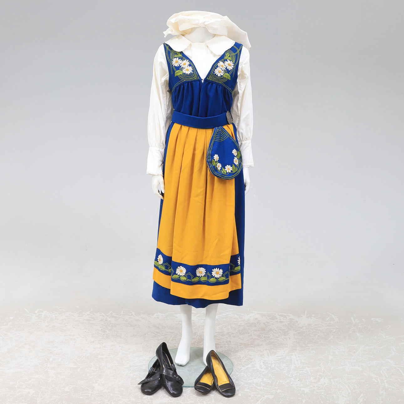 FOLKDRÄKT, 12 delar, "Sverigedräkten".