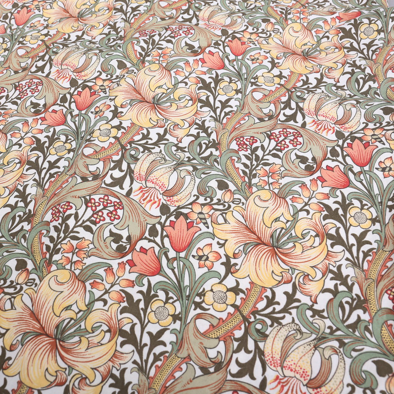 WILLIAM MORRIS. Gardiner, 2 längder, "Golden Lily", ljus botten.