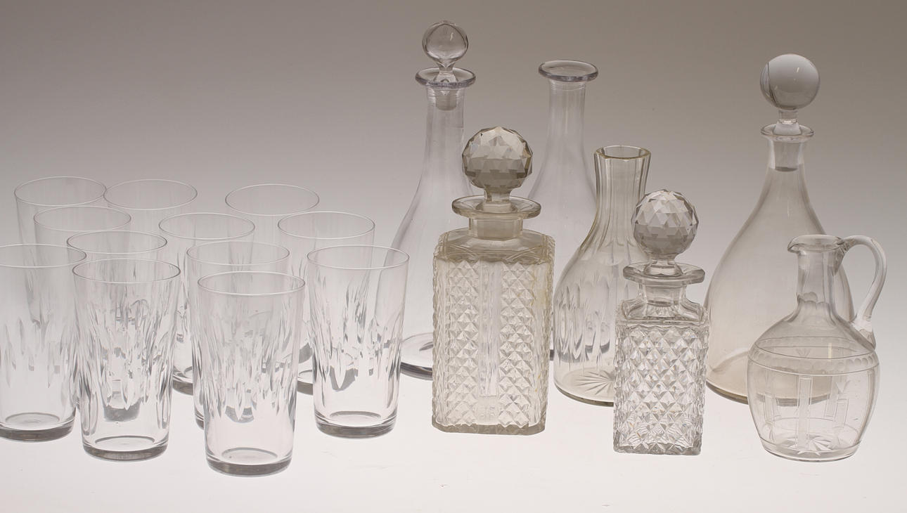 PARTI GLAS, 20 delar, bland annat karaffer och flaskor. 1900-tal.