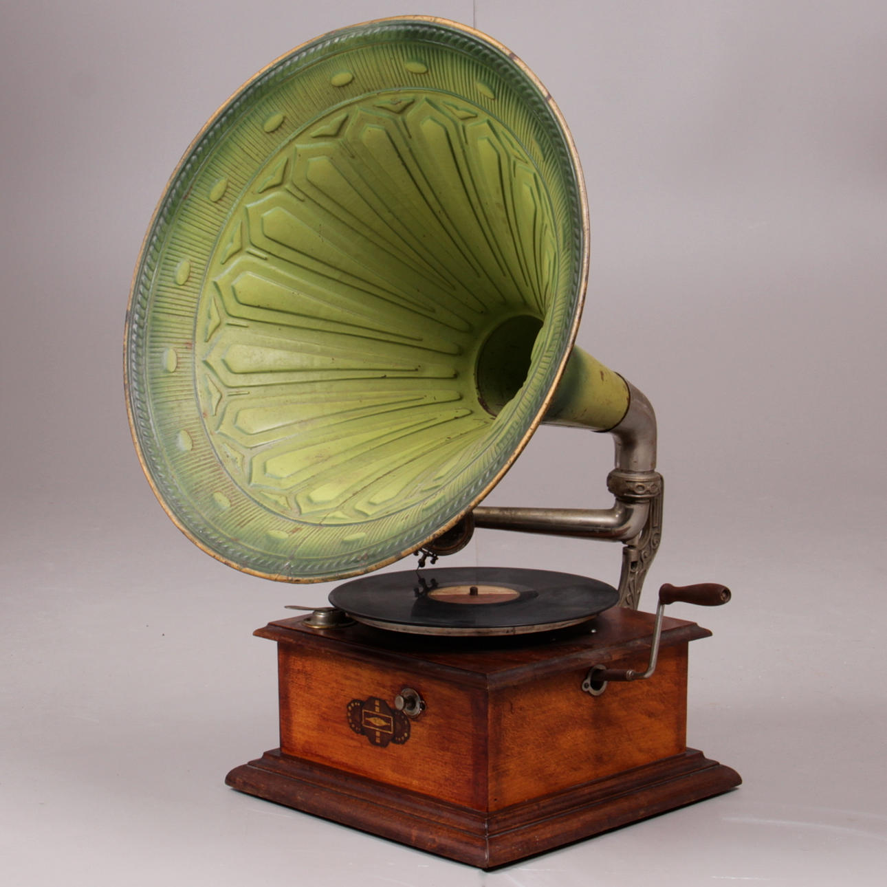 TRATTGRAMMOFON, med vev, Soundbox "Hella", tidigt 1900-tal.