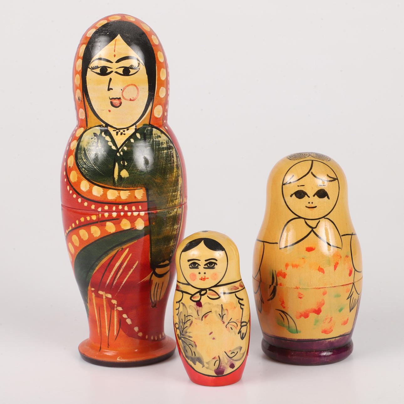 BABUSHKOR, 3 dockor, målat trä, 1900-tal.
