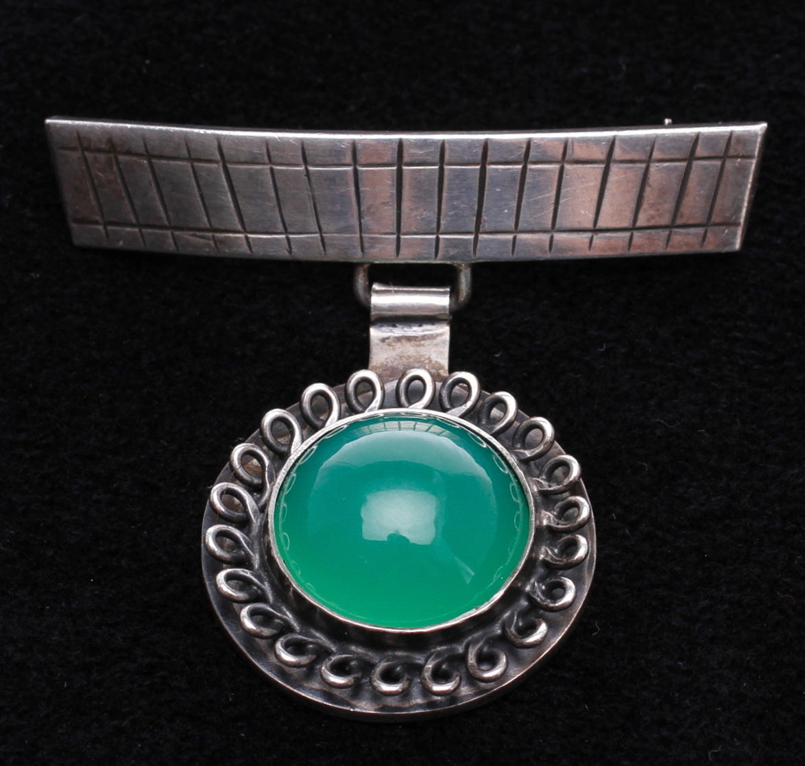 BROSCH, sterlingsilver och grön agat, Per Sköld, Stockholm 1953.