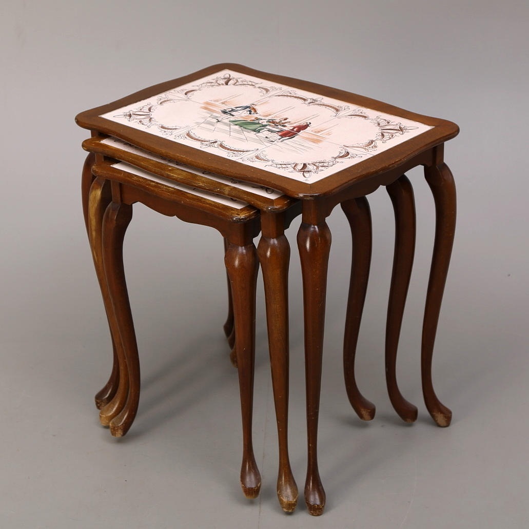 SATSBORD, 3 delar, rokokostil, bordsskivor med kakel.