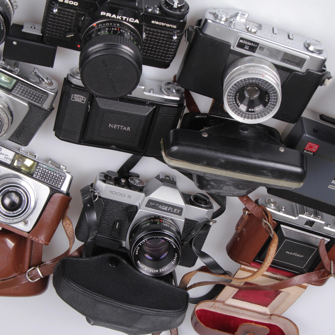 KAMEROR, filmkameror samt objektiv, 10 st. Delvis Nikon och Zeiss Ikon, 1900-tal.