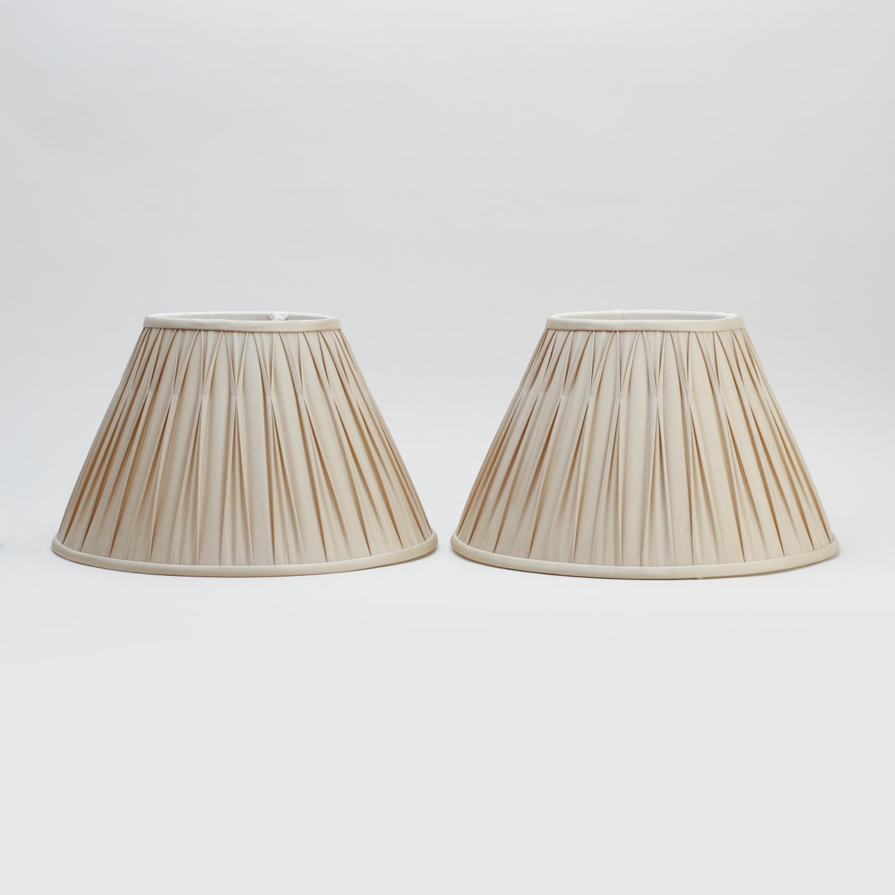 Lampenschirme, ein Paar, wahrscheinlich Laura Ashley.