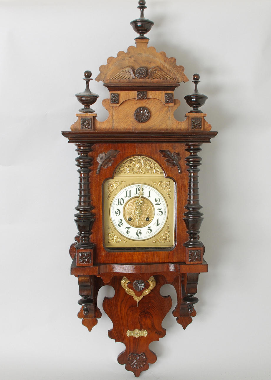 HERRGÅRDSUR, mahogny med svärtade detaljer, nyrenässans.