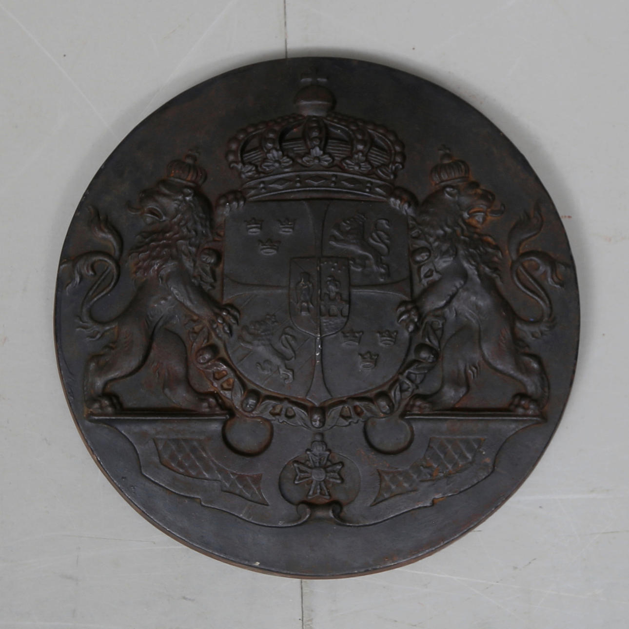 RELIEF/VÅBEN, Støbejern, "Rigsvåben".