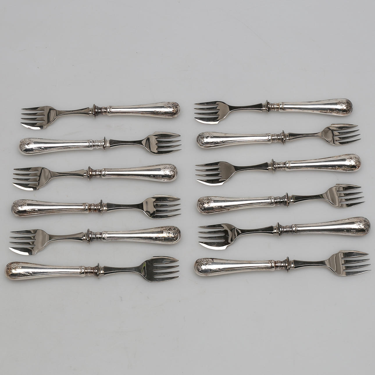 OSTRONGAFFLAR i nysilver, 12 st. Gammel fransk. AE & C.