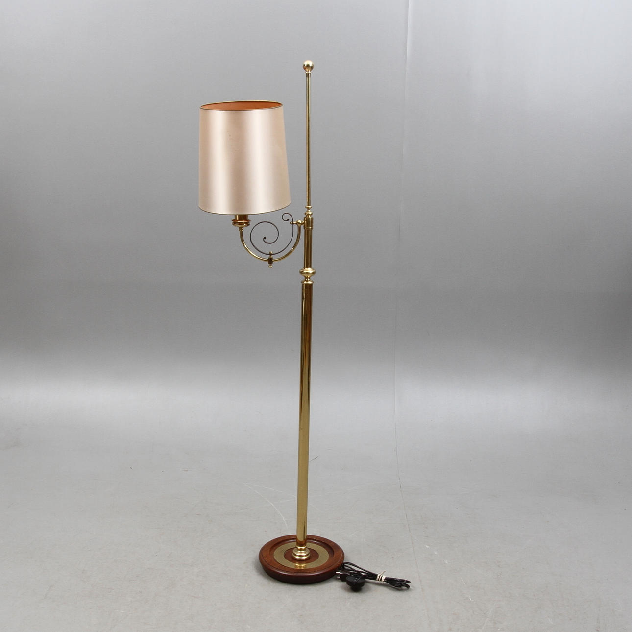 GOLVLAMPA, metallstomme på träfot, 1900-talets andra hälft.