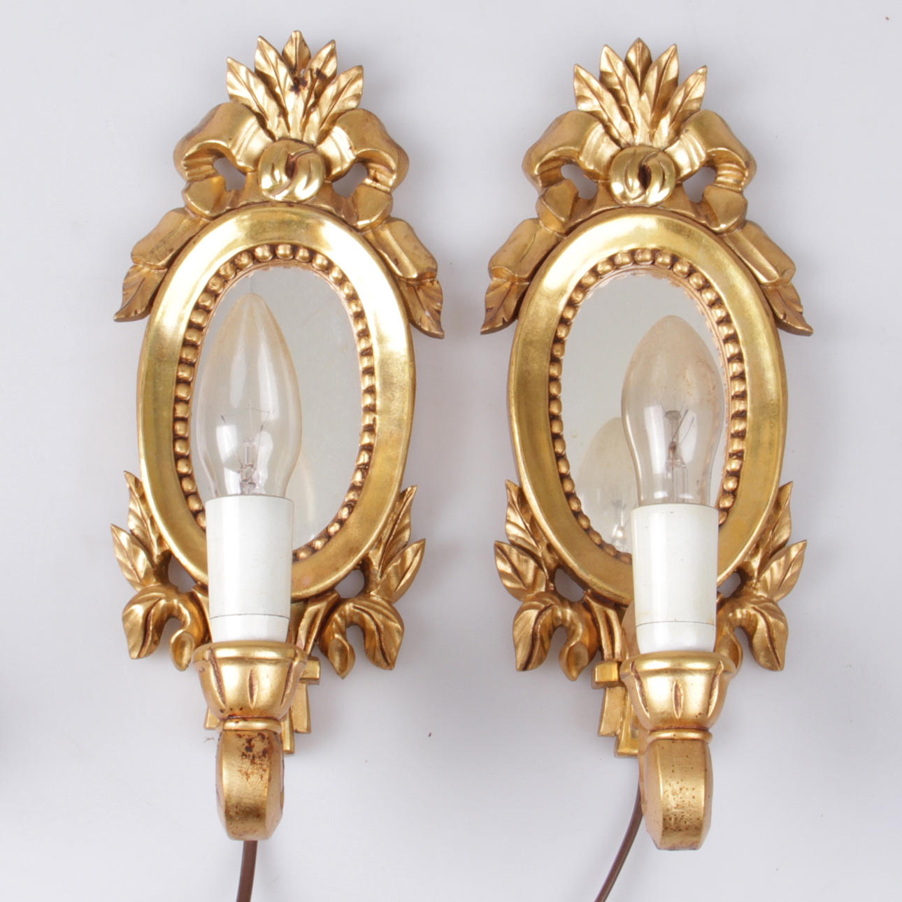 SPEGELLAMPETTER, förgyllda, gustaviansk stil, 1900-tal.