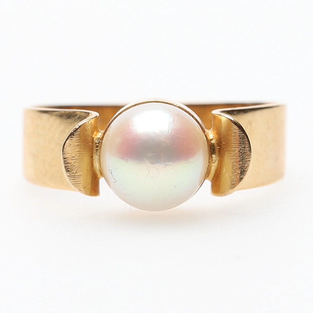 RING, 18K guld med perle, Hedbergs guld, Borås, 1963.