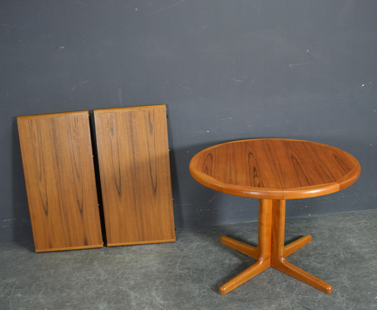 JATKETTUVA ruokailupöytä.