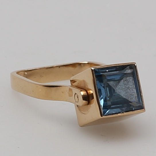 RING i 18K rödguld med vändbar topas/akvamarin.