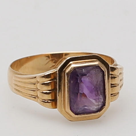 RING i 18K gulguld med ametist, stämplad CGH (Carl Gustav Hallberg). Vikt 4,59 gram.