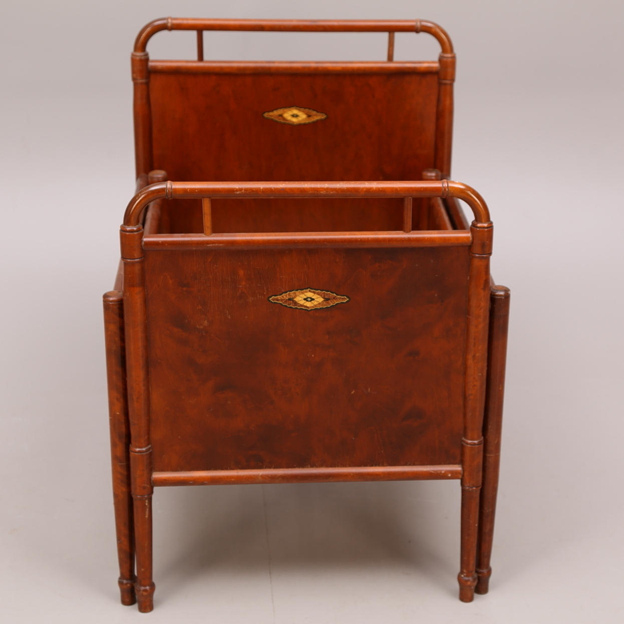 BARNSÄNG, trä, utdragbar.