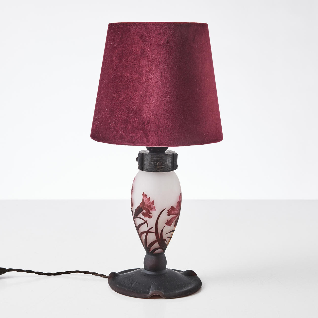 MULLER FRES. TISCHLAMPE, Frankreich um 1925, rote Platte mit geätztem Blumendekor.