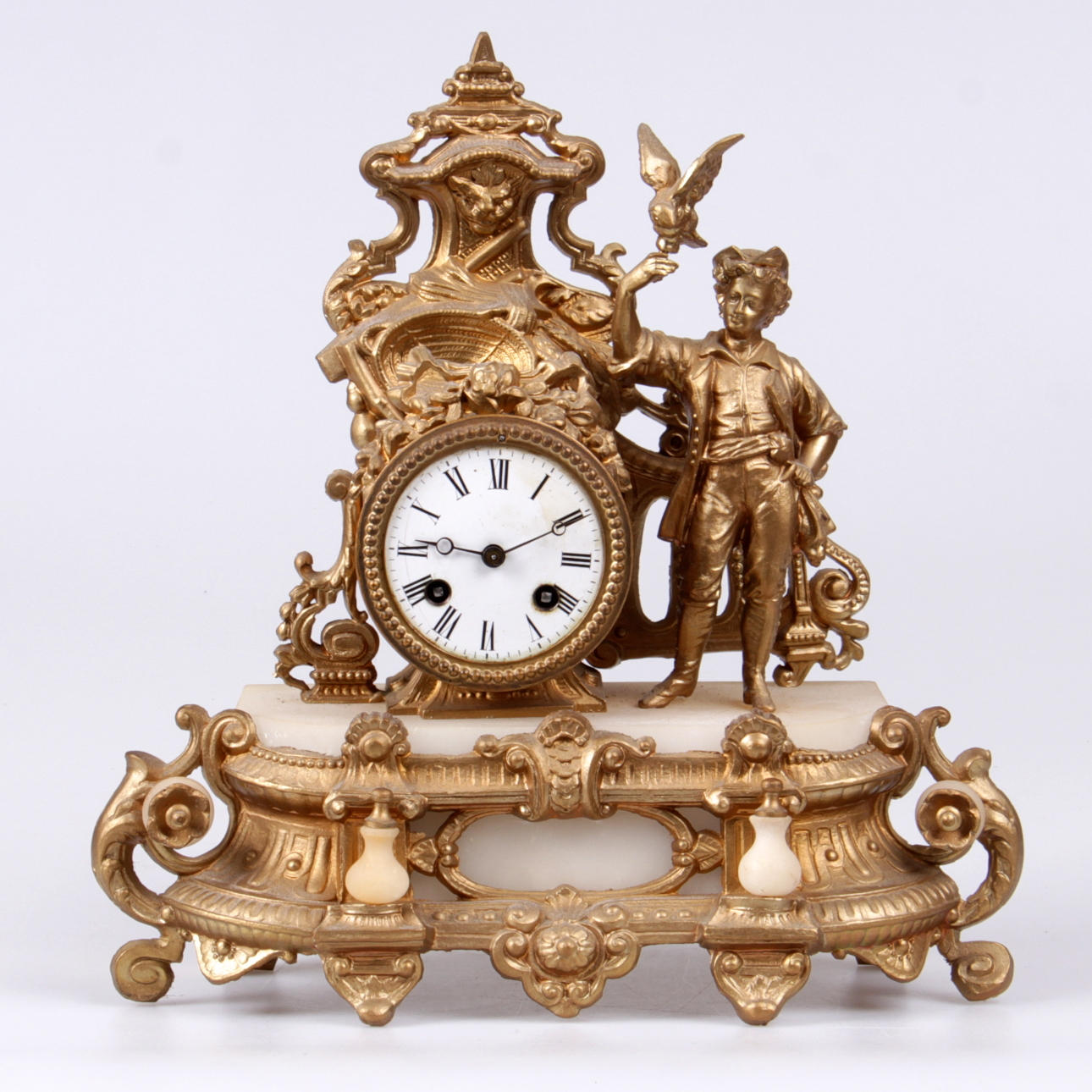 BORDSPENDYL, Louis XVI-stil, bronserad och förgylld metall och alabaster, 1800/1900-tal.