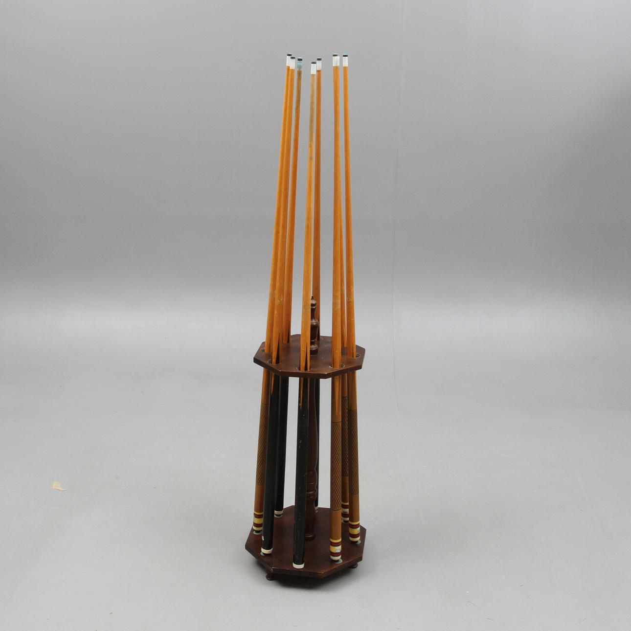 BILJARDKÖER, 8 st, BILJARDKÖSTÄLL, BILJADBOLLAR, 16 st 1900-talets andra hälft.