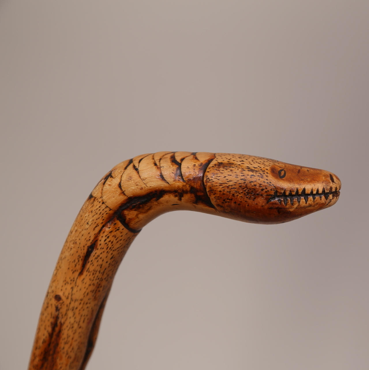 Käpp, trä, ormhandtag.