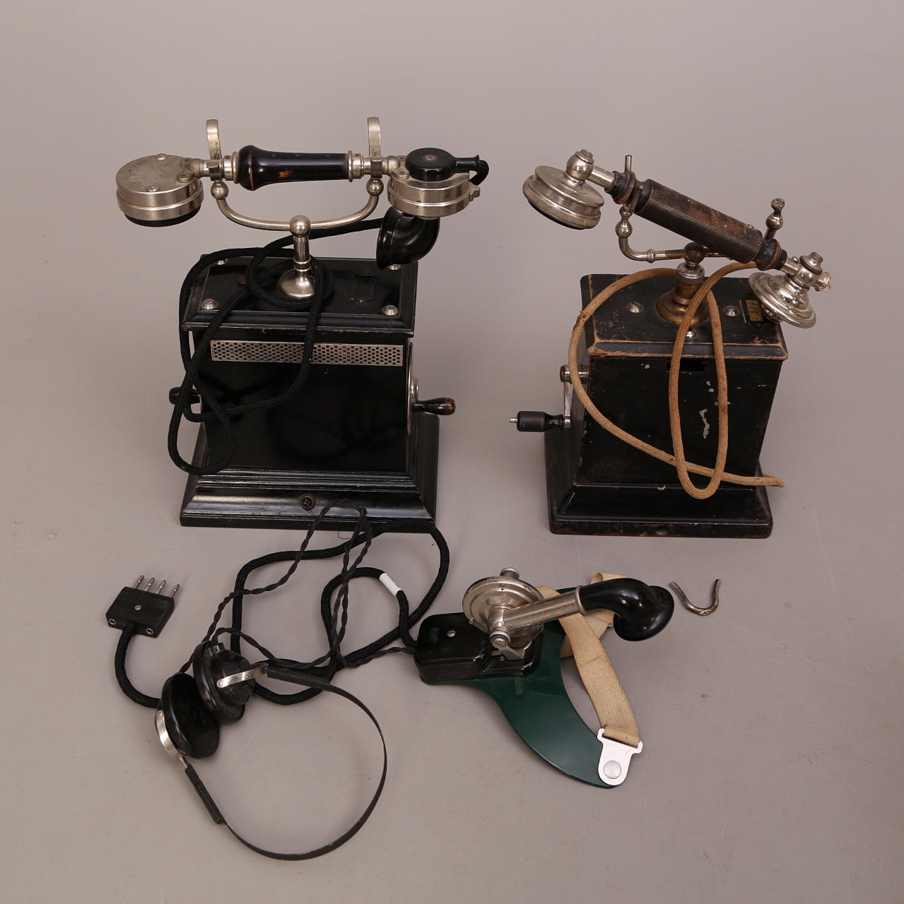 BORDSTELEFONER, 2 st, 1940-talet + HEADSET, 1940-talet.